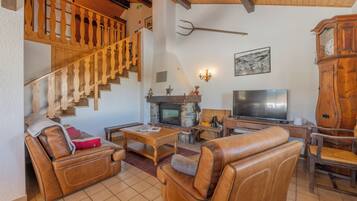 TV, fireplace