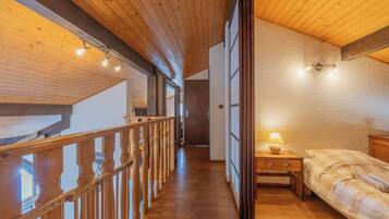 5 bedrooms, iron/ironing board, free WiFi, wheelchair access