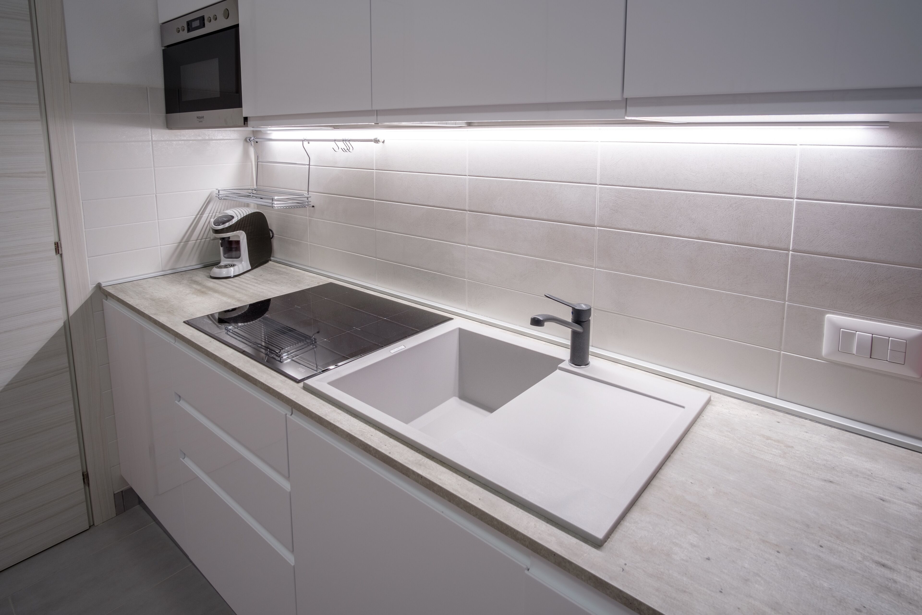 Een microgolfoven, een vaatwasser