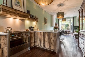 Jääkaappi, mikroaaltouuni, uuni, liesi