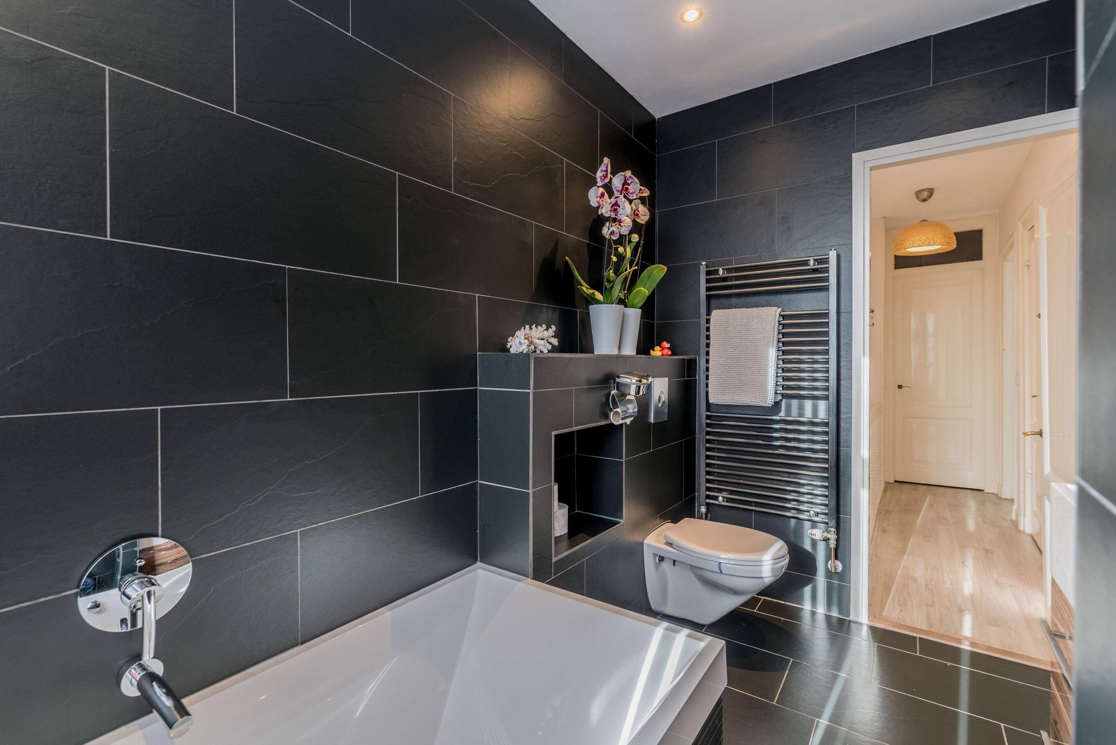 Badewanne, Haartrockner, Handtücher, Seife