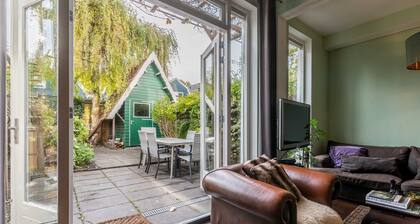 Tilava Classic Townhouse Sunny Gardenin kanssa, 12 minuutin päässä Amsterdam Centralista