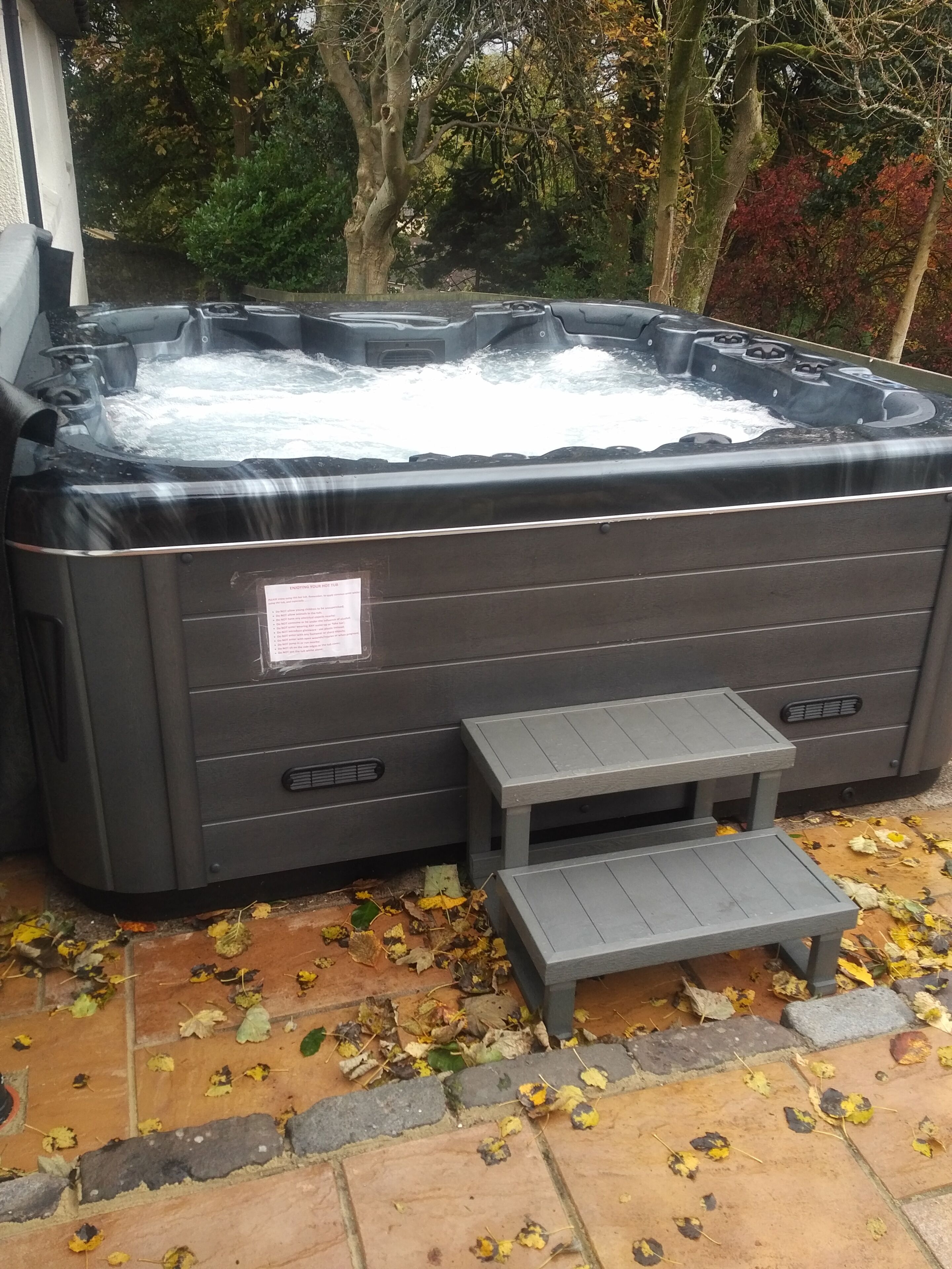 Tina de hidromasaje al aire libre