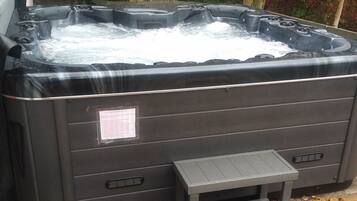 Tina de hidromasaje al aire libre