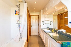 Combined shower/bathtub, hair dryer, towels, soap