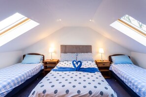 7 bedrooms, desk, iron/ironing board, travel cot - Stunning Large Garden Villa 7BR (Sleeps25) - nr Loch Lomond and Glasgow (Milngavie)