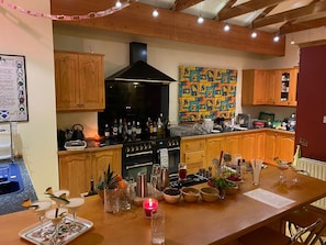 Fridge, microwave, oven, stovetop - Stunning Large Garden Villa 7BR (Sleeps25) - nr Loch Lomond and Glasgow (Milngavie)