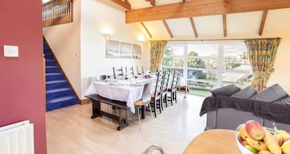 Stunning Large Garden Villa 7BR (Sleeps25) - nr Loch Lomond and Glasgow