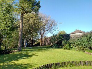 Property grounds - Stunning Large Garden Villa 7BR (Sleeps25) - nr Loch Lomond and Glasgow (Milngavie)