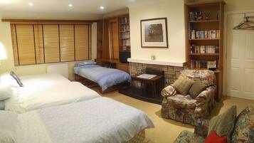 7 habitaciones, escritorio y tabla de planchar con plancha