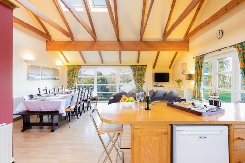 Stunning Large Garden Villa 7BR (Sleeps25) - nr Loch Lomond and Glasgow