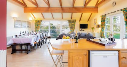 Stunning Large Garden Villa 7BR (Sleeps25) - nr Loch Lomond and Glasgow