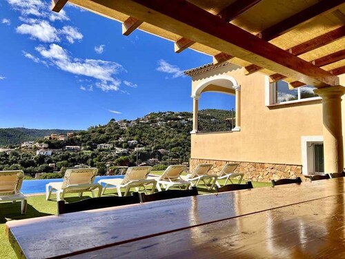 Casa Más Ambros with infinity pool