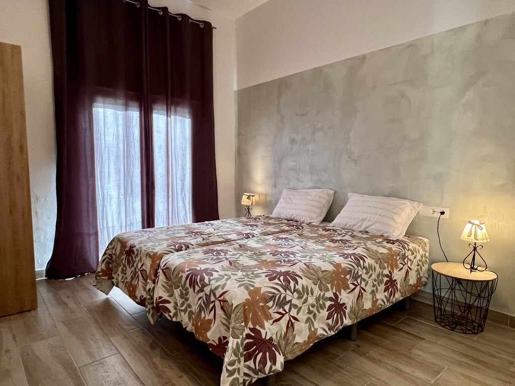 8 habitaciones, tabla de planchar con plancha, cuna de viaje y wifi 