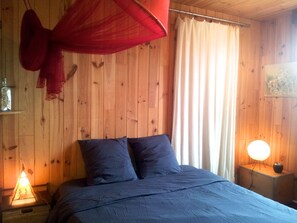 2 bedrooms, iron/ironing board, WiFi