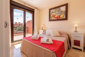 3 dormitorios, tabla de planchar con plancha, cuna de viaje