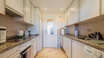 Een koelkast, een magnetron, een oven, een kookplaat