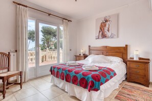 5 chambres, bureau, fer et planche à repasser, lit de bébé portatif