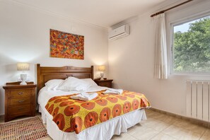 5 bedrooms, desk, iron/ironing board, travel cot