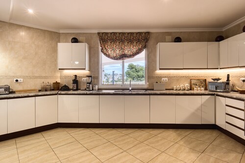  Luxurious Villa 15 mins walk from the beach, free WF sleeps up to 12