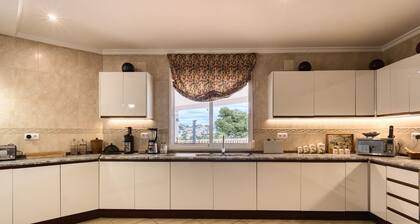 Luxurious Villa 15 mins walk from the beach, free WF sleeps up to 12