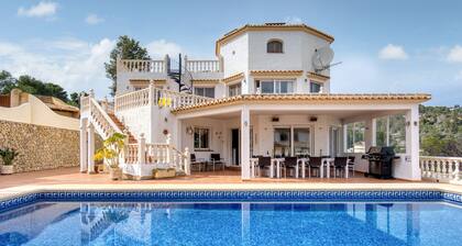 Luxurious Villa 15 mins walk from the beach, free WF sleeps up to 12