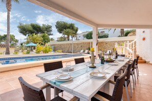 Outdoor dining -  Luxurious Villa 15 mins walk from the beach, free WF sleeps up to 12 (Benissa Costa, Moraira)