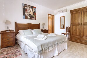 5 bedrooms, desk, iron/ironing board, travel cot -  Luxurious Villa 15 mins walk from the beach, free WF sleeps up to 12 (Benissa Costa, Moraira)