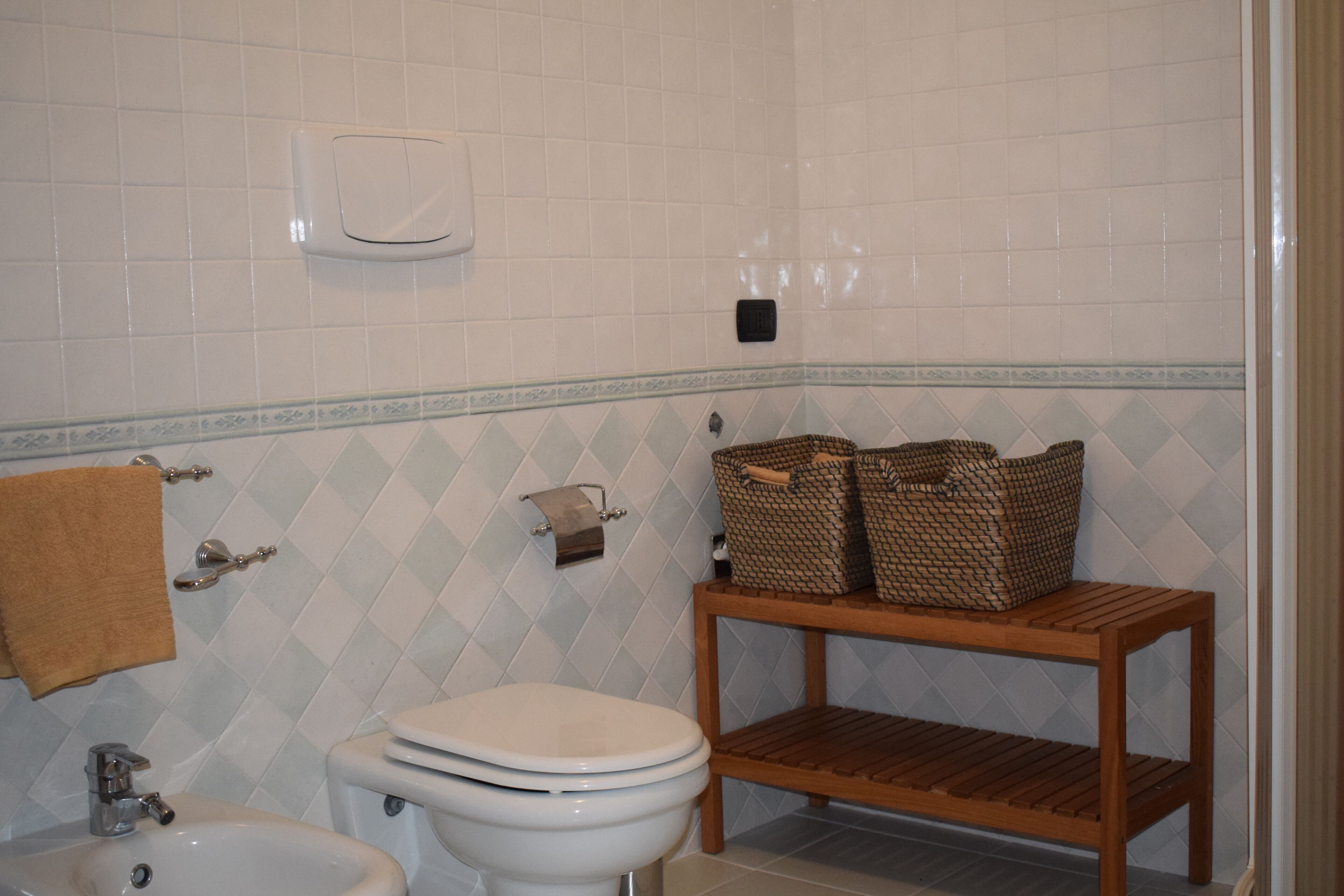 Apartment 1 Bedroom, living room / kitchen, large picture window overlooking the sea