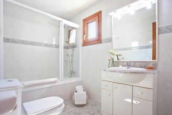 Combined shower/bathtub, hair dryer, bidet, towels - Tourist Villa 300 meters from the beaches with Wifi included (Cala D'Or)