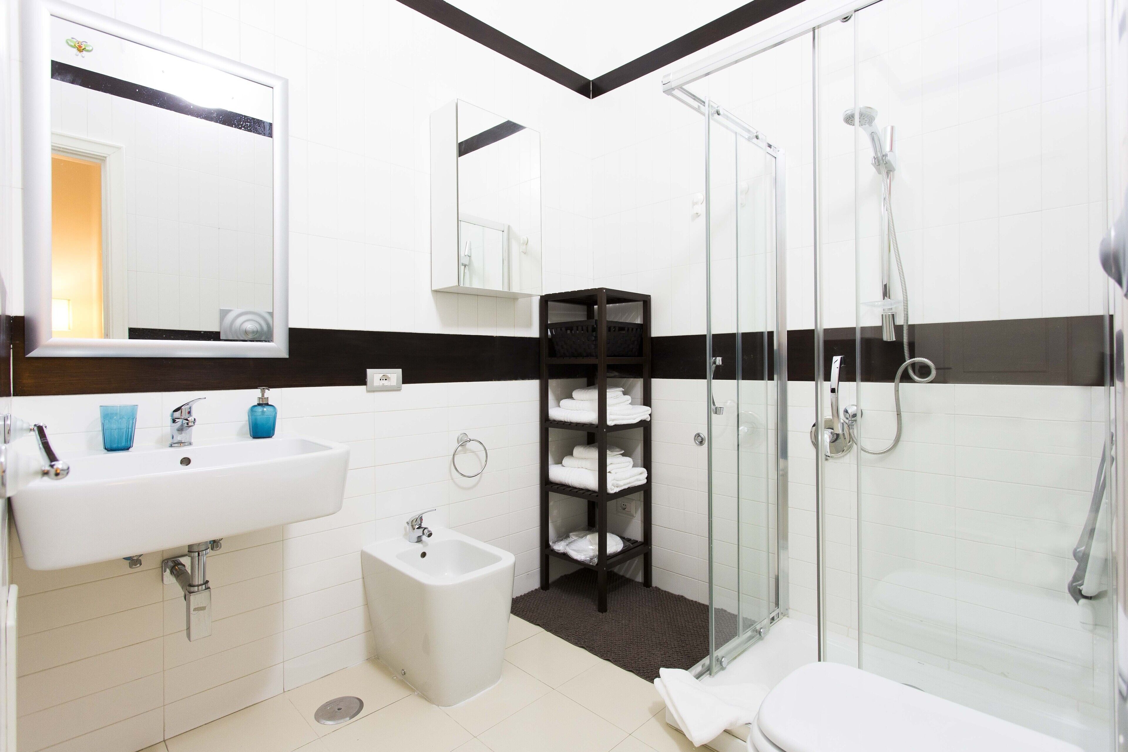 Een douche, een haardroger, een bidet, handdoeken