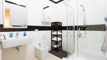 Doccia, asciugacapelli, bidet, asciugamani