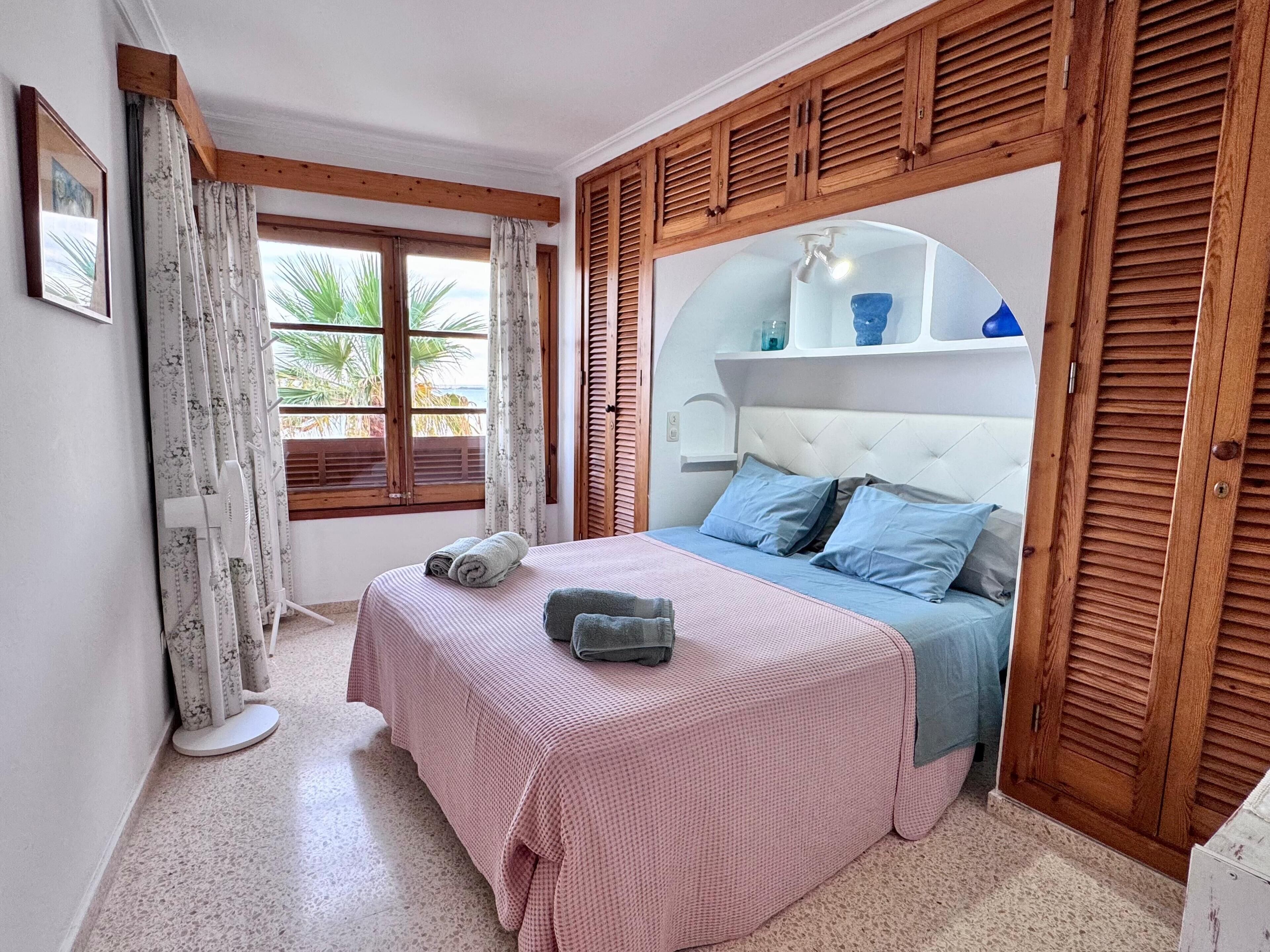 2 slaapkamers, een strijkplank/strijkijzer, reisbedje, wifi