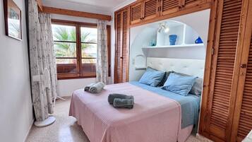 2 slaapkamers, een strijkplank/strijkijzer, reisbedje, wifi