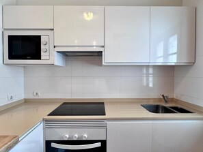 Fridge, microwave, oven, coffee/tea maker