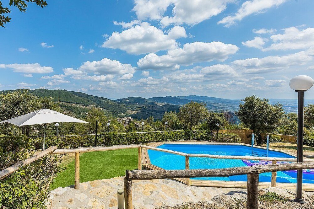 Villa Alvise: A charming two-story villa located on top of a small hill, with Free WI-FI.