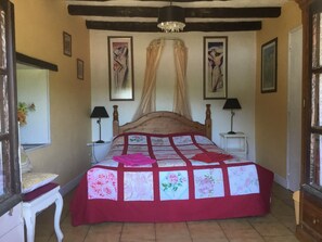 2 makuuhuonetta, tallelokero huoneessa, silitysrauta/-lauta