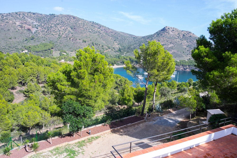 CHALET IN CALA MONTJOI. IDEAL FAMILIES. 400 m BEACH. CAP DE CREUS NATURAL PARK