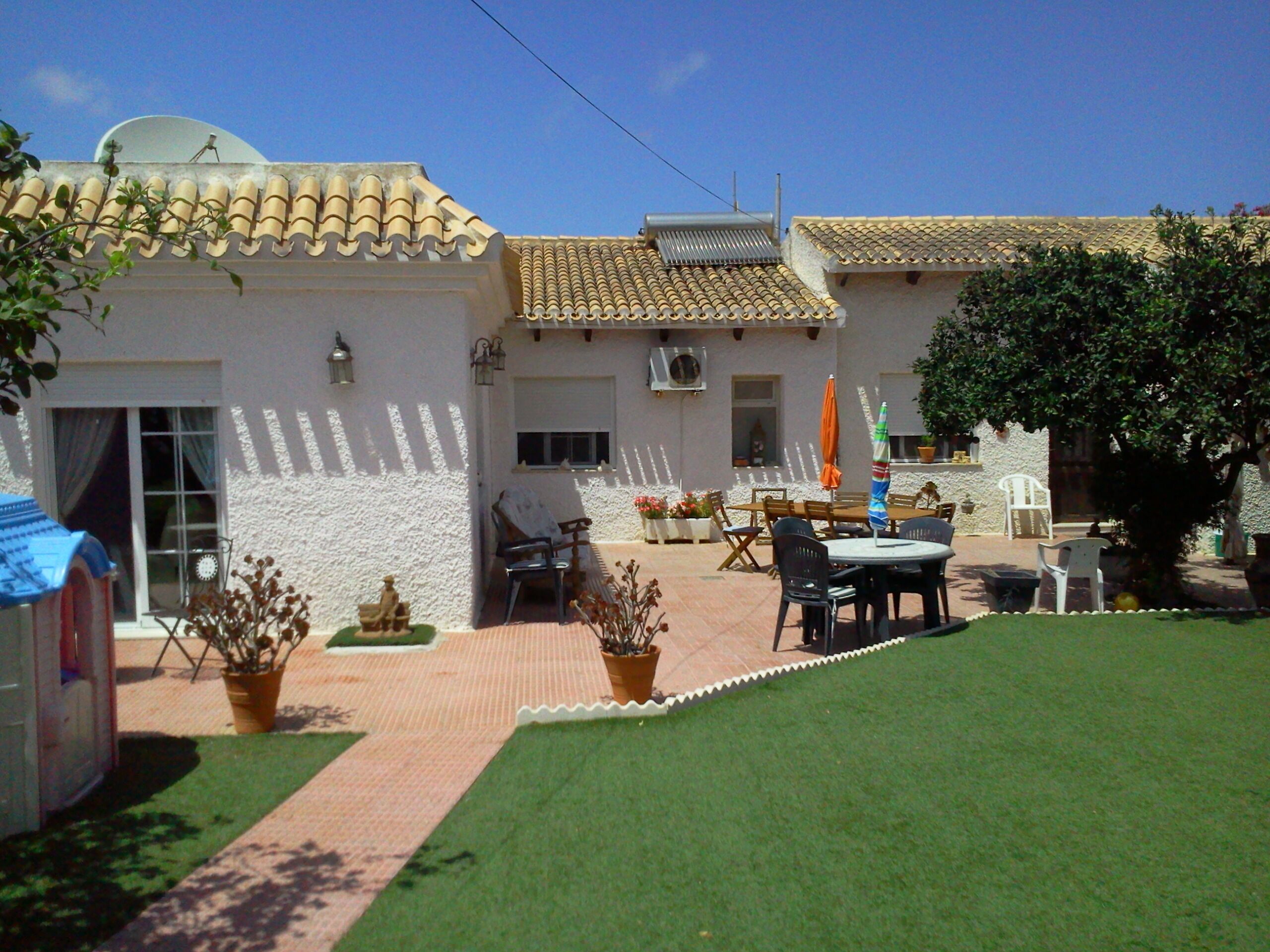 Villa  with pool and tennis court