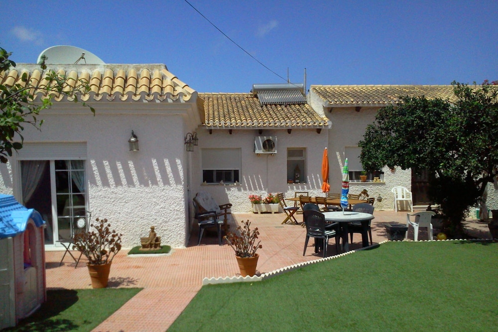 Villa with pool and tennis court