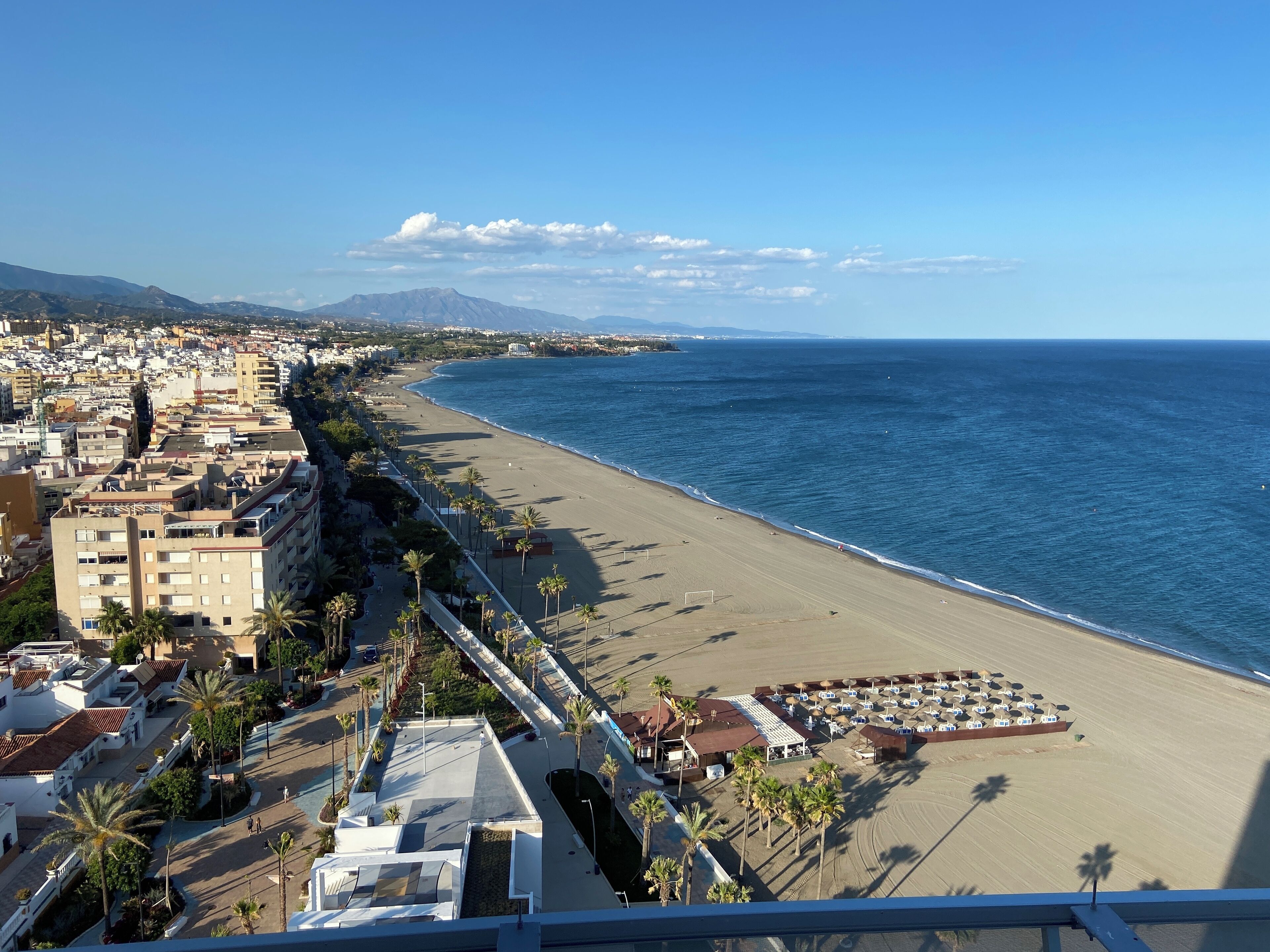 Plage à proximité, chaises longues, serviettes de plage