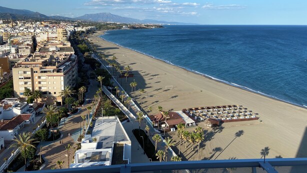Beach nearby, sun loungers, beach towels - Spacious town house WiFi, Air con, central location sought after Belgravia Club (Estepona)