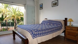 3 bedrooms, in-room safe, iron/ironing board, travel crib - Spacious town house WiFi, Air con, central location sought after Belgravia Club (Estepona)
