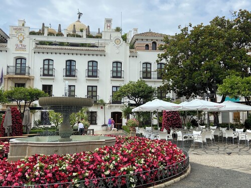 Spacious town house WiFi, Air con, central location sought after Belgravia Club