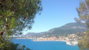 A coastal town with a clear view of the sea and mountains in the background. - traditional house in  beautiful APRICALE, Liguria, experience the real Italy! (Apricale)