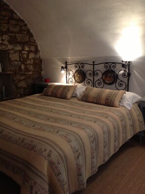 1 bedroom, iron/ironing board, WiFi, bed sheets - traditional house in  beautiful APRICALE, Liguria, experience the real Italy! (Apricale)