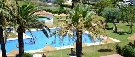 Una piscina al aire libre