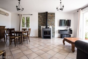 Télévision, lecteur de DVD, table de tennis de table