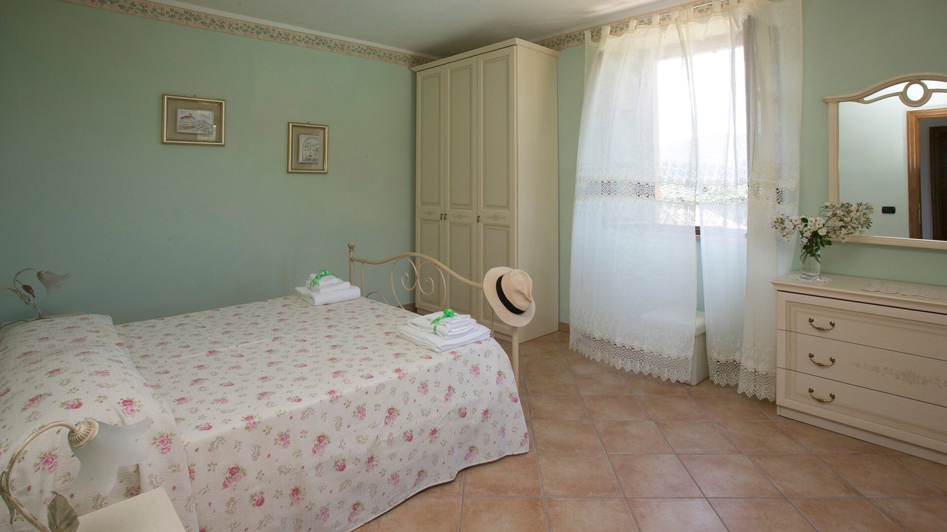 5 bedrooms, iron/ironing board, free WiFi, bed sheets
