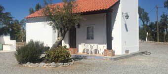 Fantastic house w / pool in quiet and hot Alentejo plain near Évora